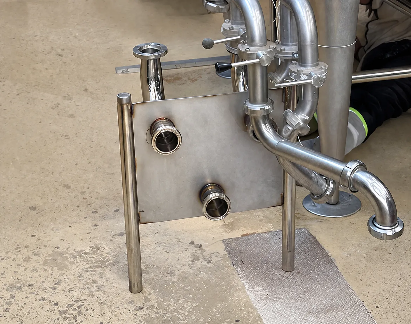 Fabricação e montagem de passadiço e plataforma industrial em aço inox conforme normas NR-12 e NR-35