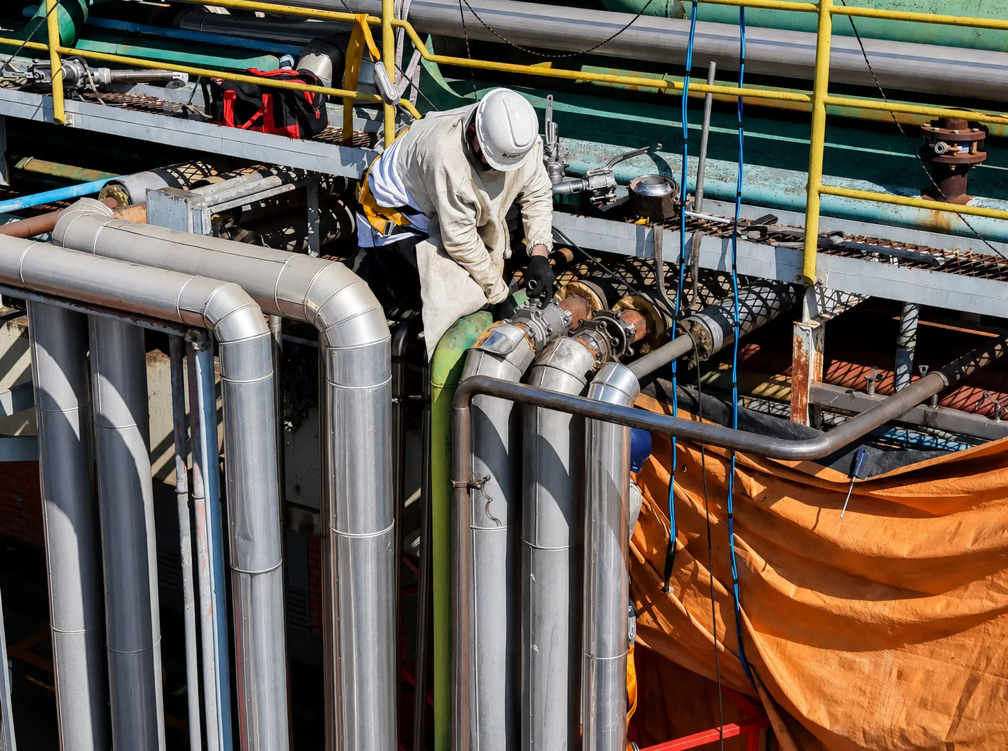 Montar tubulações industriais e sistemas sanitários com precisão técnica.