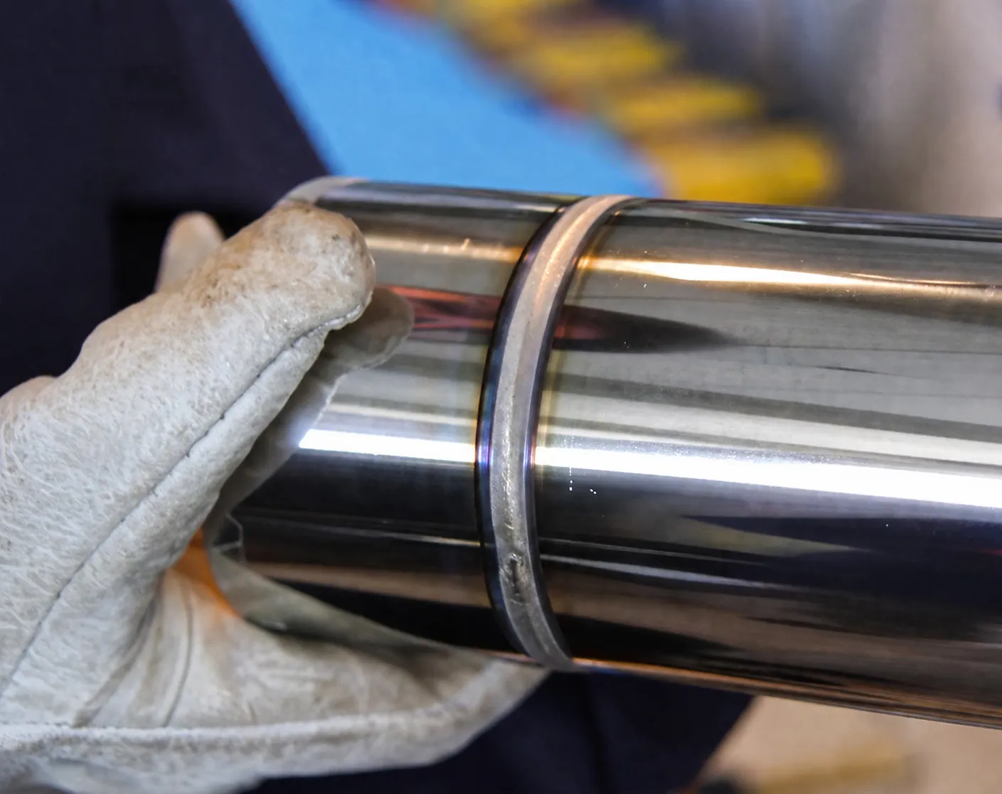 Soldador qualificado executando solda TIG sanitária manual com purga inerte em tubulação de aço inox